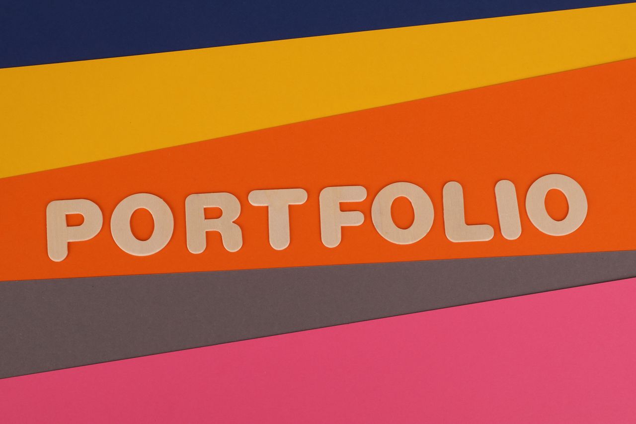 about-img-01 Un fond multicolore et éclatant présentant le texte 'PORTFOLIO' en police rose sur du papier coloré.